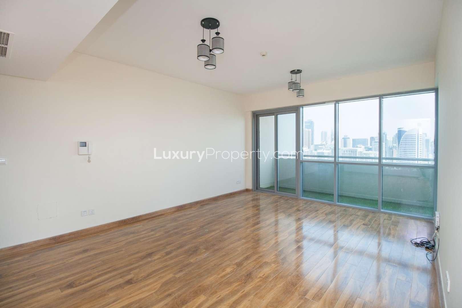 Empty room in bright 1-bedroom apartment, Golf Towers, The Views, available for rent