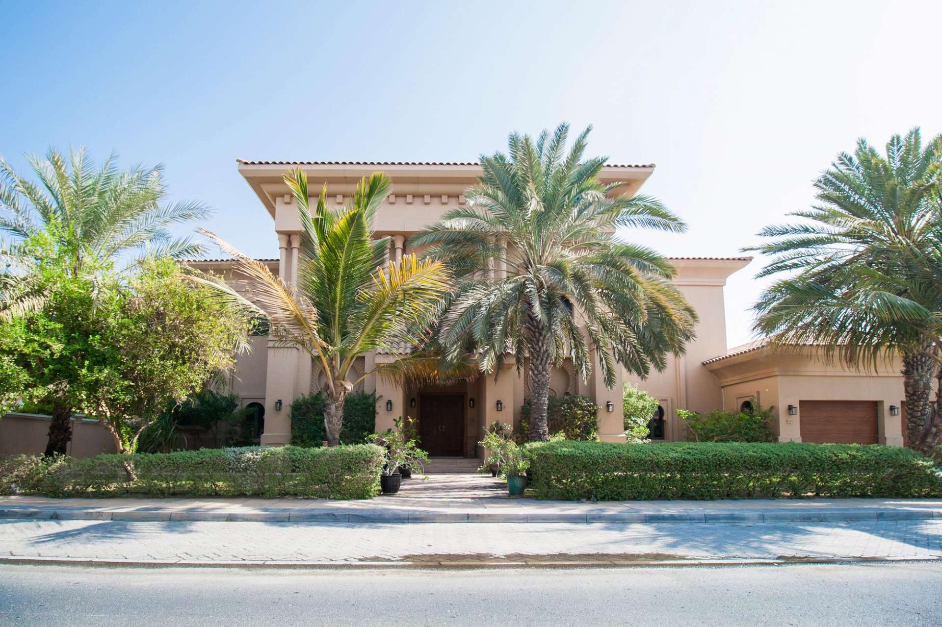 Luxurious 6-bed villa with private pool for rent, Palm Jumeirah Signature Villas
