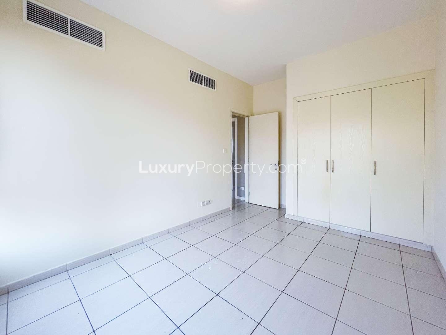 Bright, spacious bedroom in semi-upgraded villa for rent in The Springs, Emirates Living