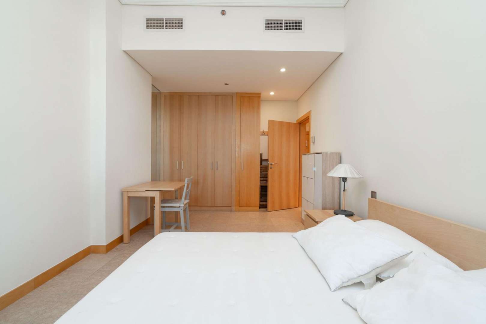 Ground-floor apartment living room with modern kitchen in Shoreline Residences, Palm Jumeirah