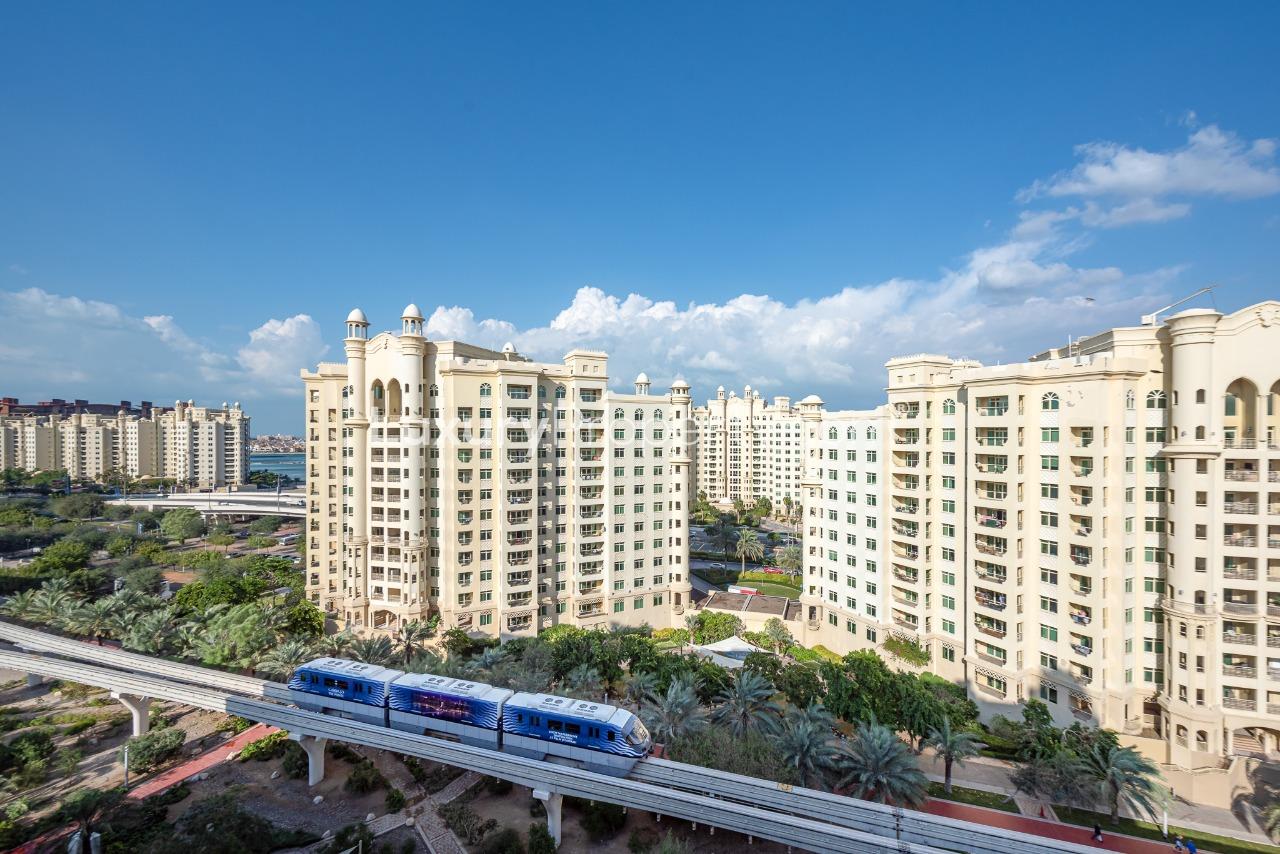 Bathroom in well-maintained 3-bedroom apartment, Golden Mile, Palm Jumeirah for sale