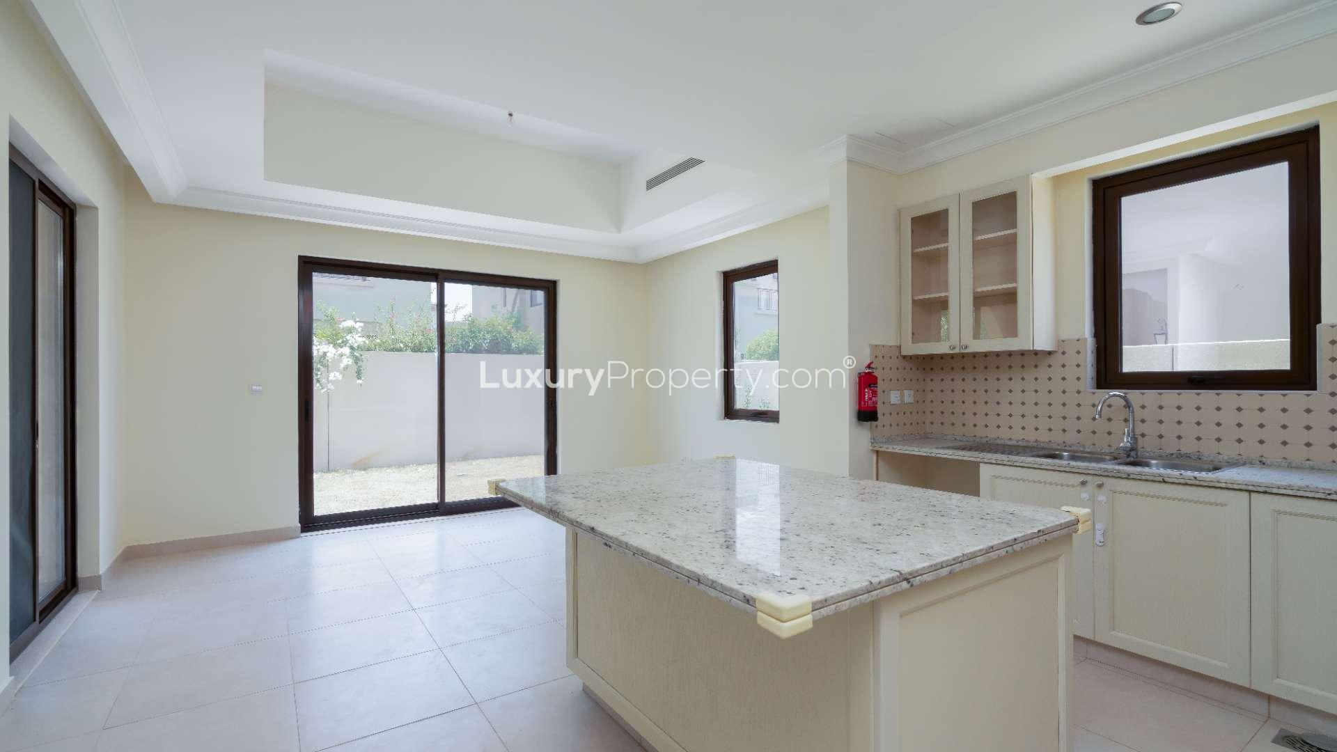 Open-plan kitchen and living area in Arabian Ranches 2 villa for rent, Palma community