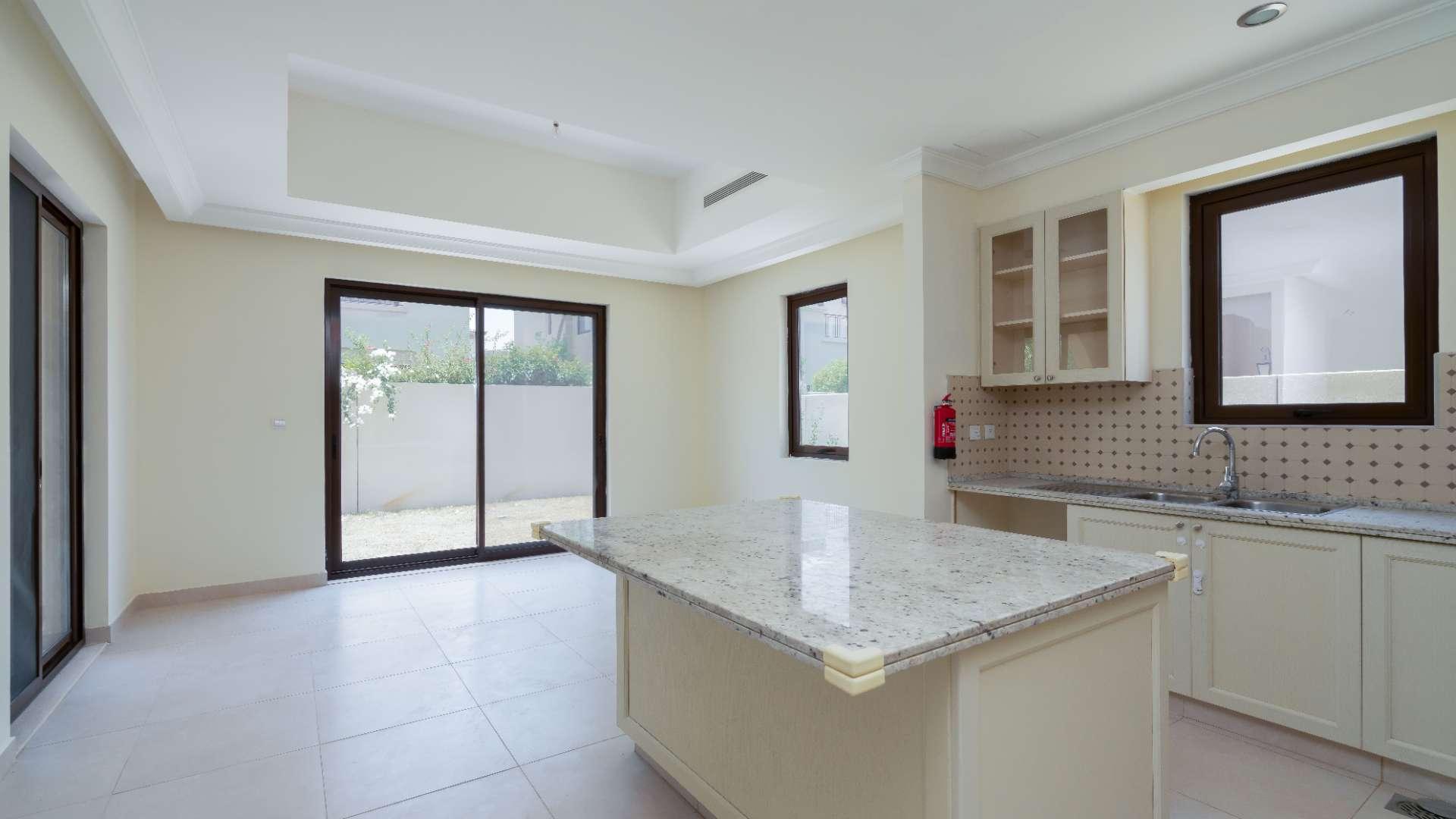 Open-plan kitchen and living area in Arabian Ranches 2 villa for rent, Palma community