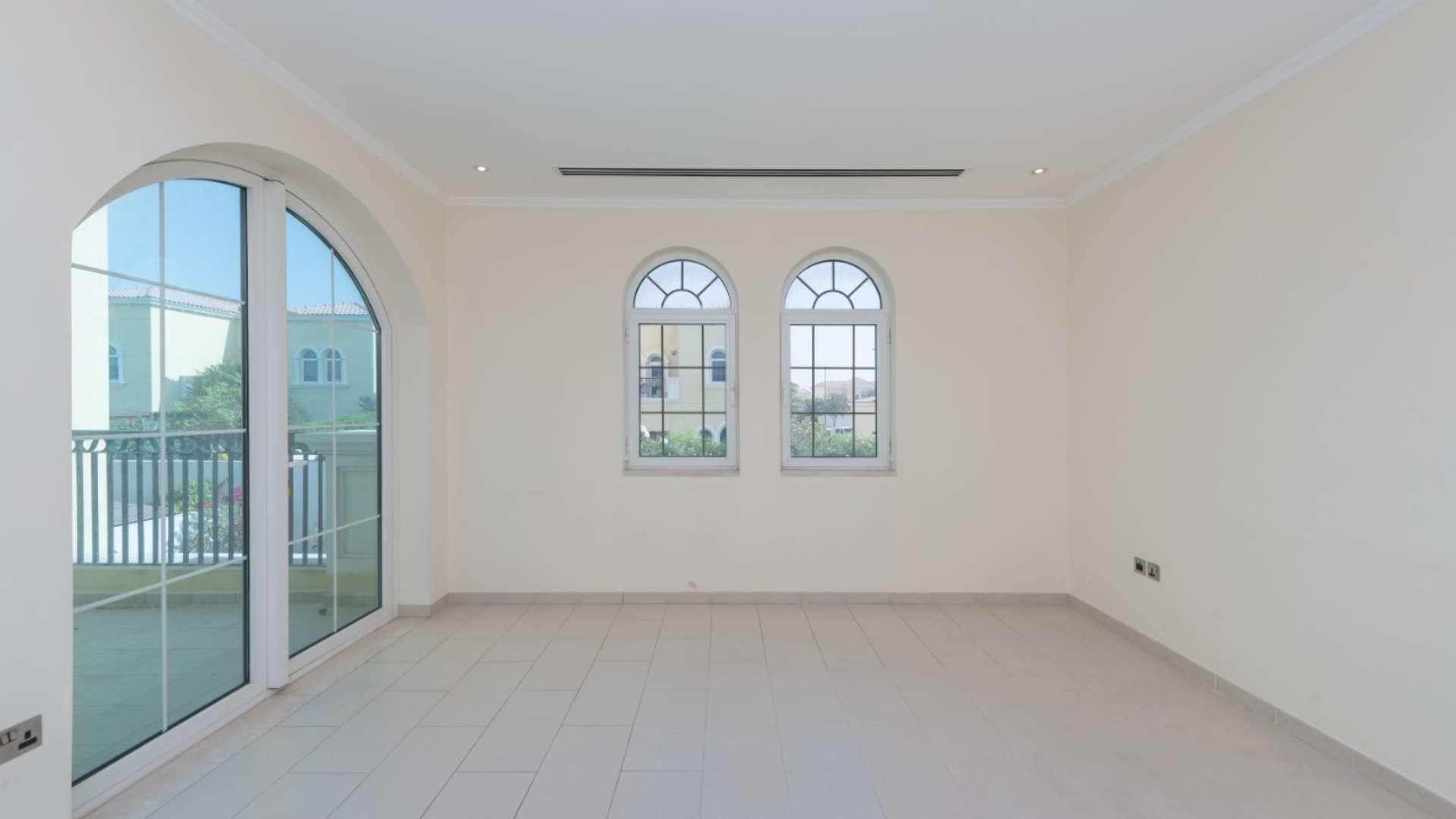 "Bright room with arched windows in Jumeirah Park Legacy villa, Ref LP16053 for rent.",Staircase and hallway in Jumeirah Park Legacy villa for rent, District 5, LP16053
