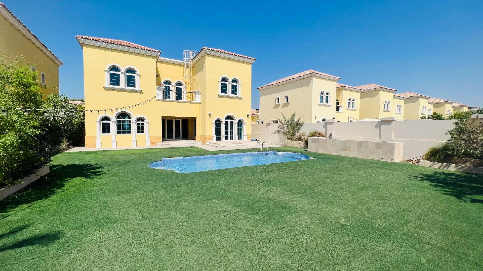3-bedroom Legacy villa in Jumeirah Park with pool, lush lawn, available for rent
