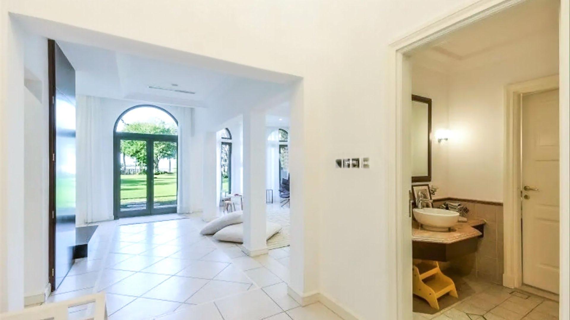 Upgraded Canal Cove villa with lush garden in Palm Jumeirah, ideal for sale