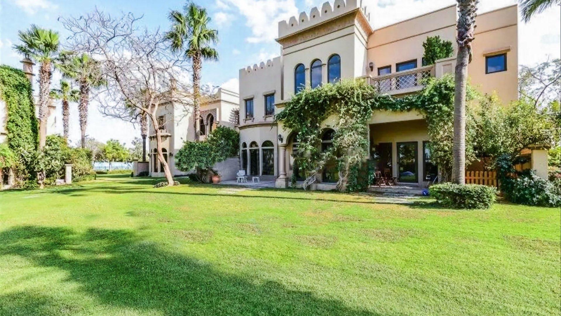 Bright, spacious living room in upgraded Canal Cove villa, Palm Jumeirah, for sale