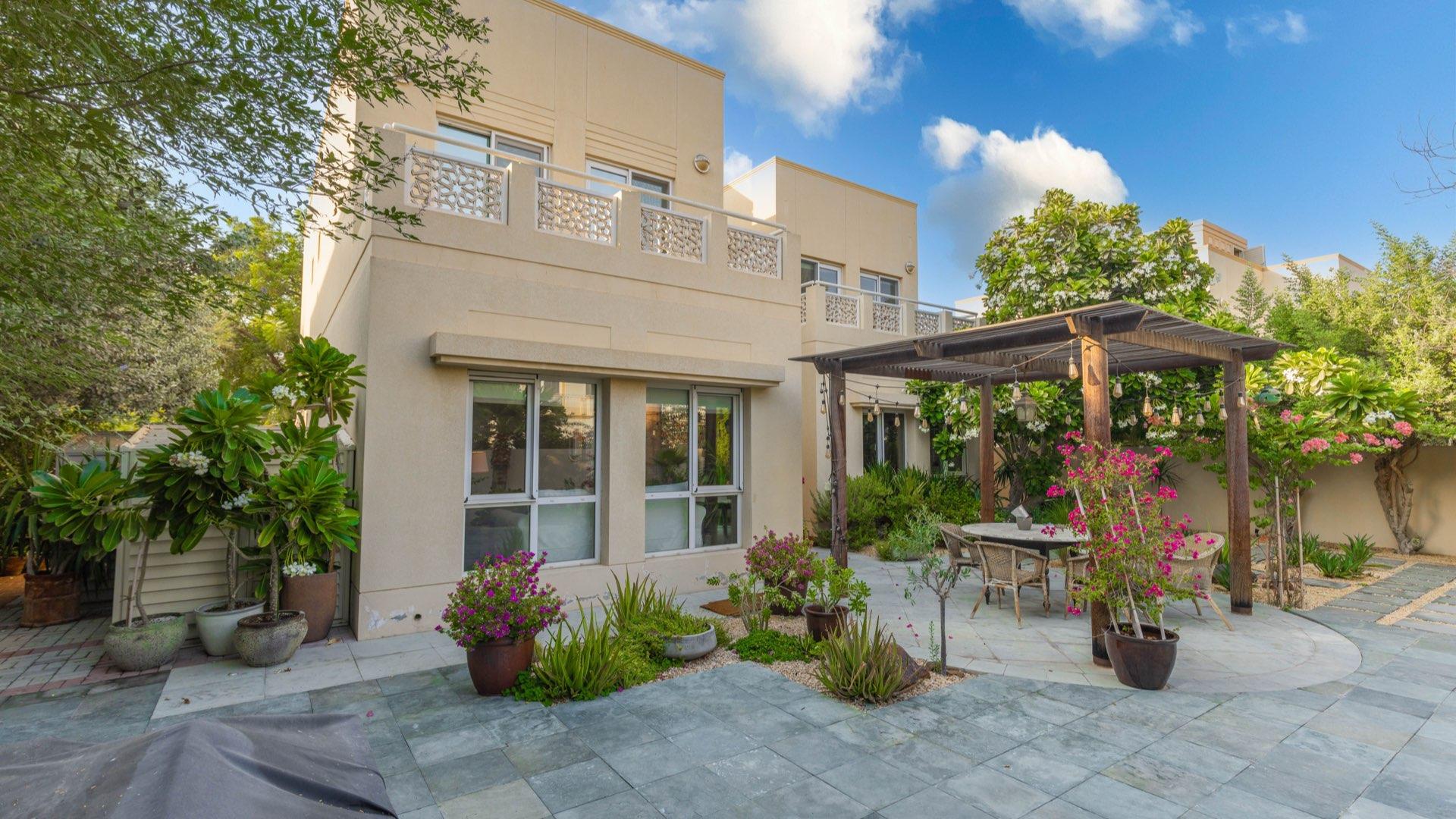 Spacious living room in 4-bedroom villa, Meadows 8, Emirates Living, with modern furnishings