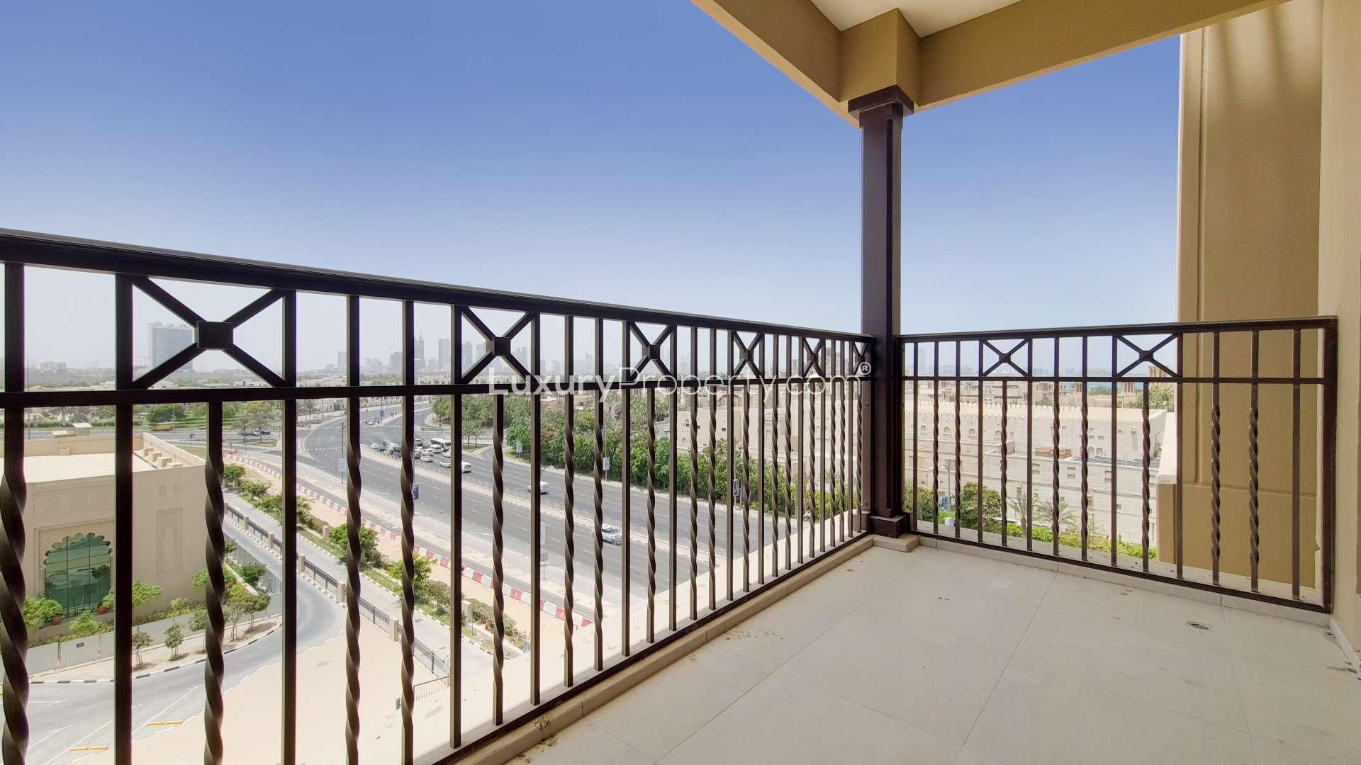 Luxurious high-floor apartment with spacious living area and balcony in Madinat Jumeirah Living