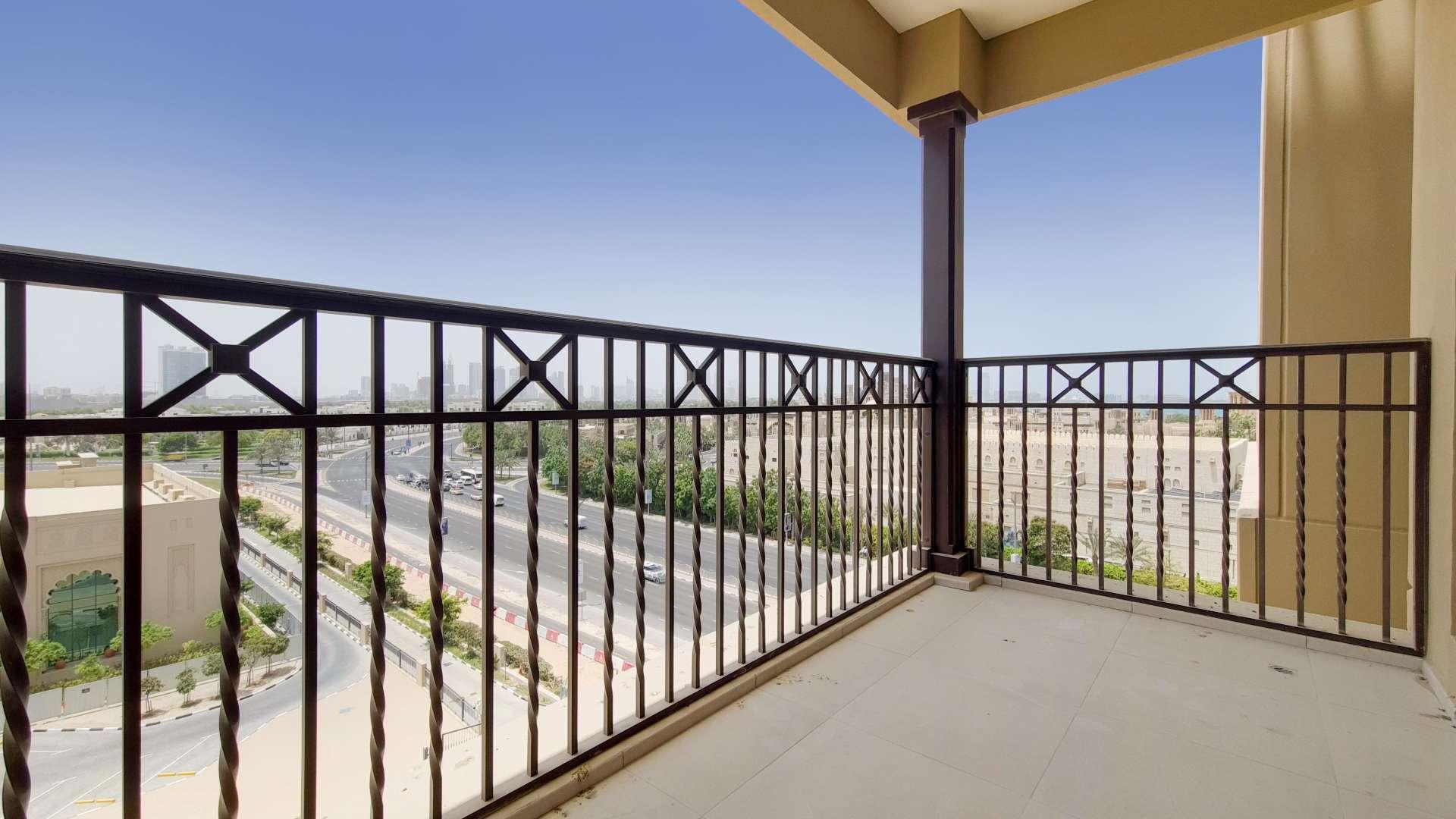 Luxurious high-floor apartment with spacious living area and balcony in Madinat Jumeirah Living