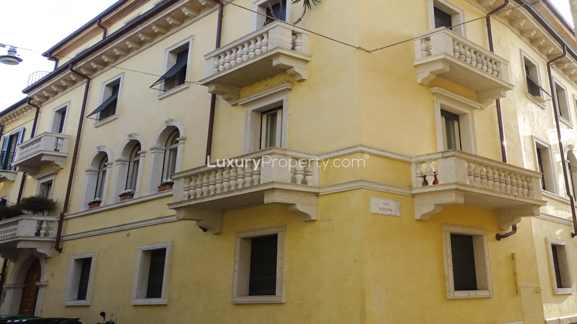 Cozy kitchen in historic 3-bedroom apartment, Via Leoncino, Verona, with wooden cabinets and decor