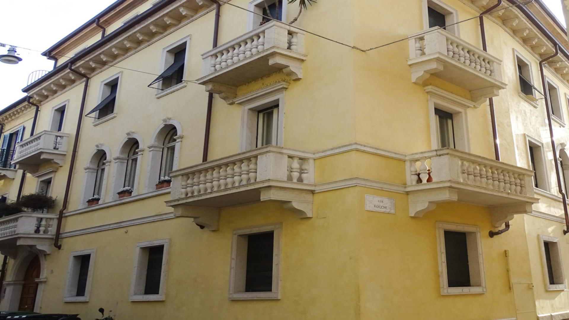 Cozy kitchen in historic 3-bedroom apartment, Via Leoncino, Verona, with wooden cabinets and decor