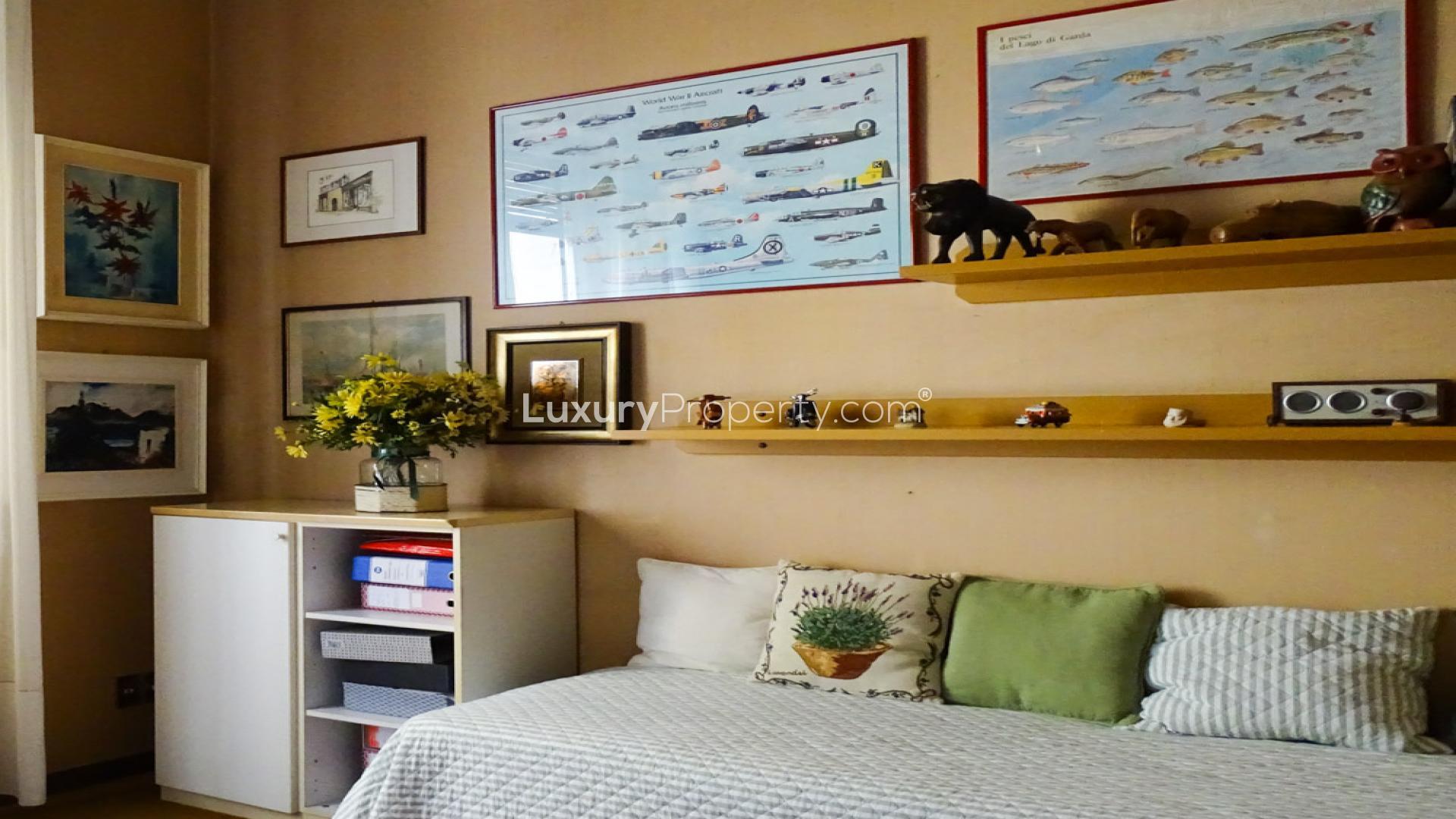 Cozy living room in historic 3-bedroom apartment, Via Leoncino, near Piazza Brà, Verona
