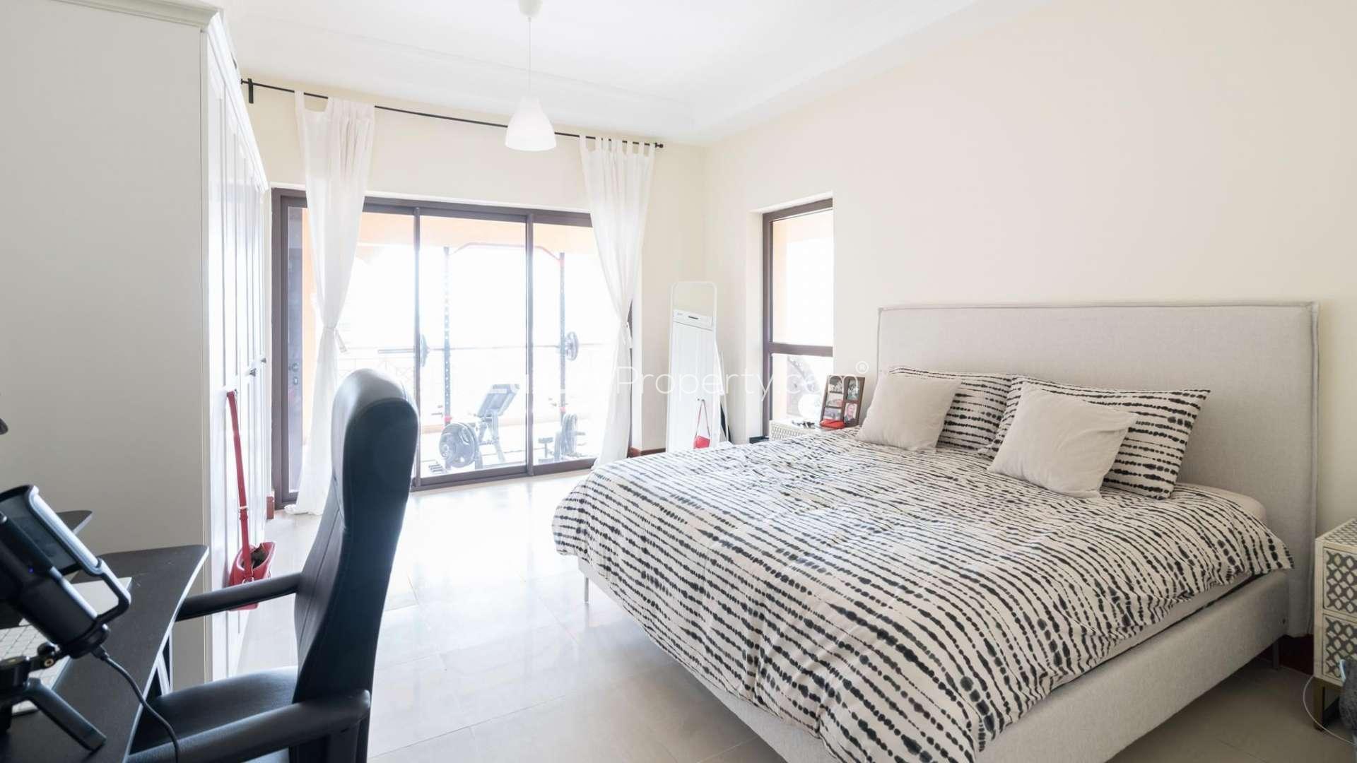 Modern bathroom in 2-bedroom apartment, Golden Mile, Palm Jumeirah, featuring sink and bathtub