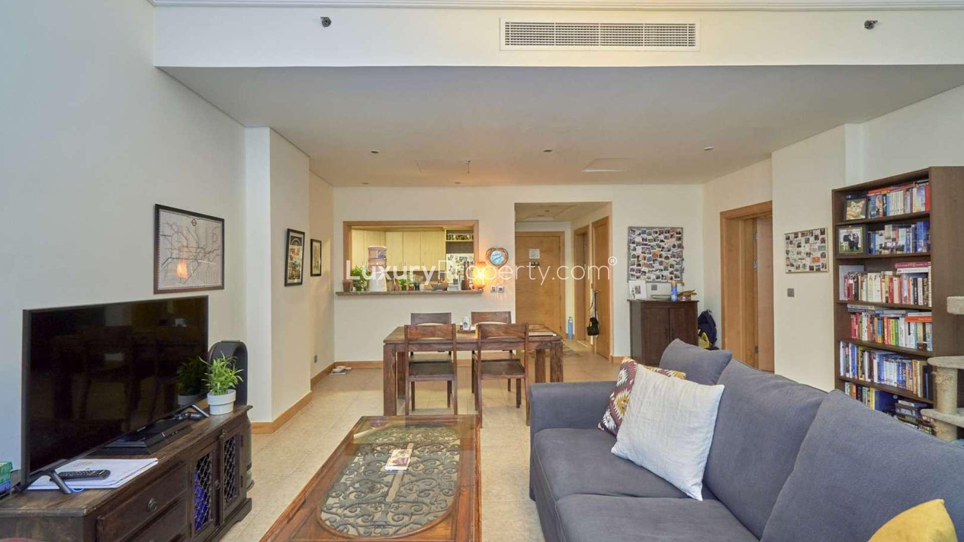 Cozy bedroom in Shoreline Apartments, Palm Jumeirah, featuring en-suite bathroom and elegant decor