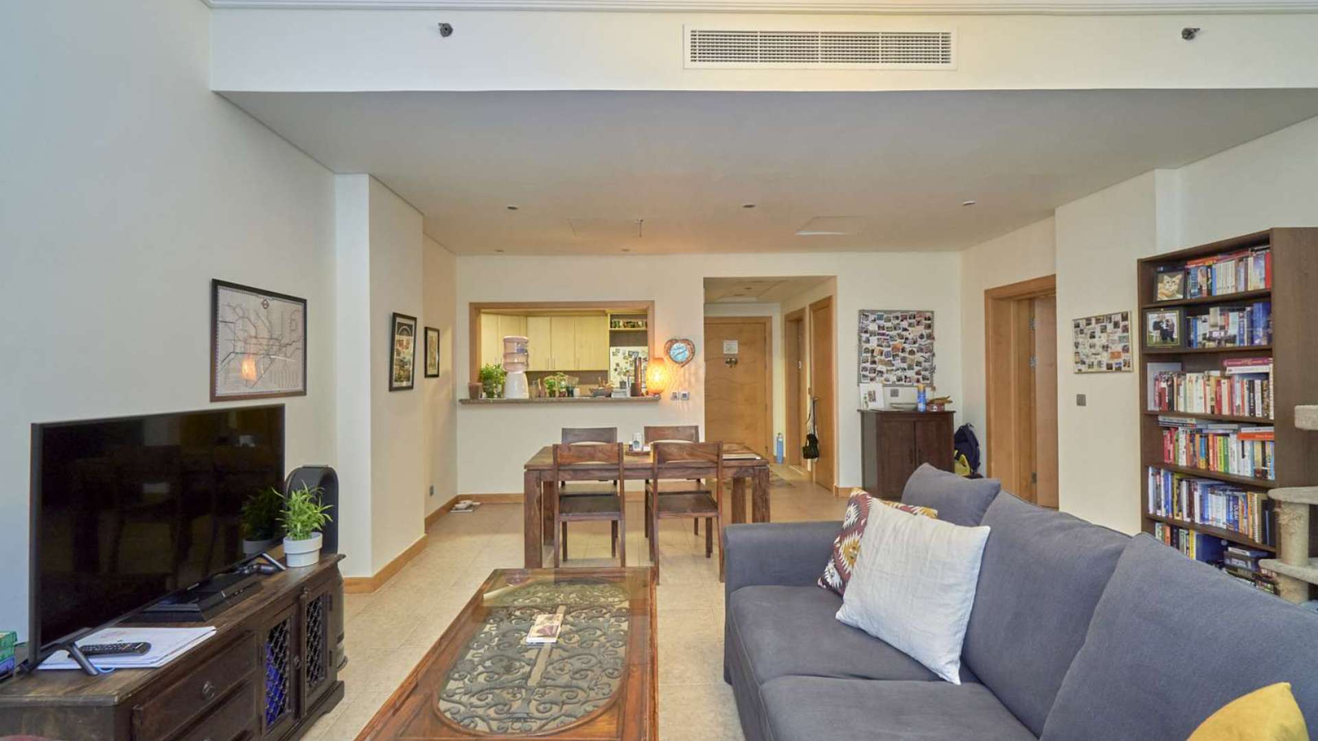 Cozy bedroom in Shoreline Apartments, Palm Jumeirah, featuring en-suite bathroom and elegant decor