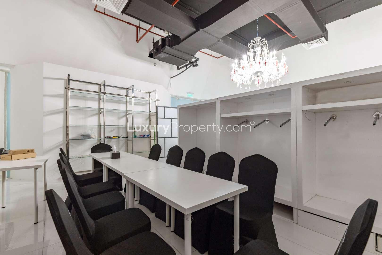 Modern retail office space in Park Tower B, DIFC, featuring elegant chandelier and workstations