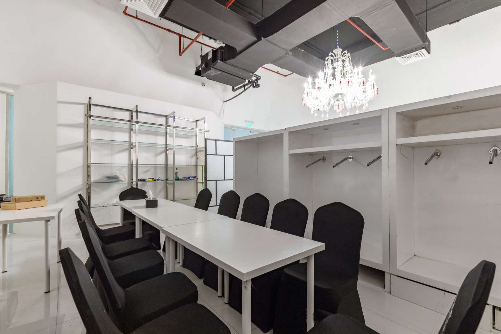 Modern retail office space in Park Tower B, DIFC, featuring elegant chandelier and workstations