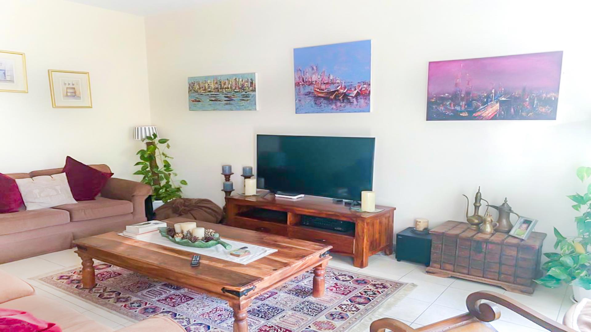 Outdoor patio with dining set in Al Reem townhouse, Arabian Ranches