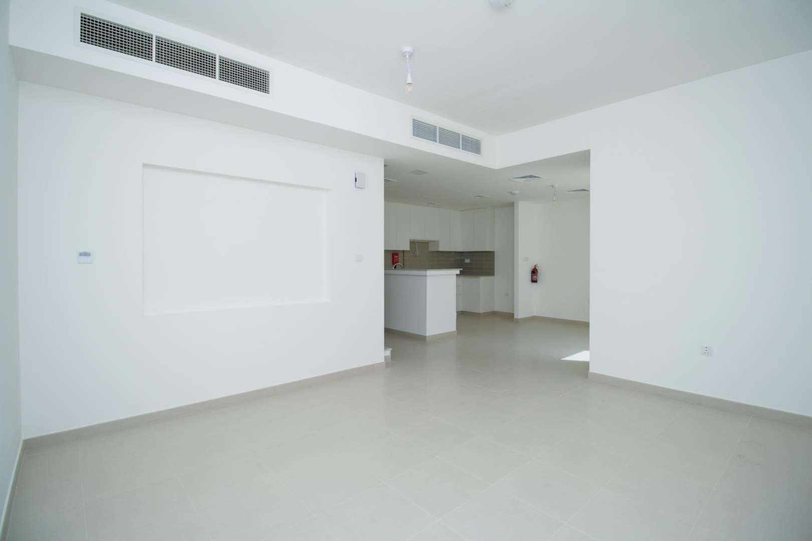 Bright kitchen and living area in 3-bedroom townhouse, Naseem, Town Square, Dubai for rent
