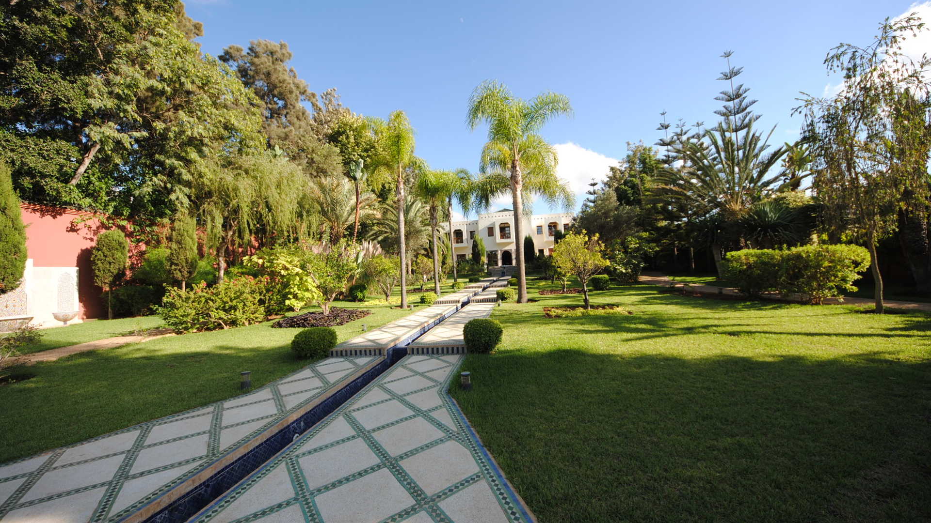 Luxurious Moroccan villa with pool and lush garden for sale in Rabat