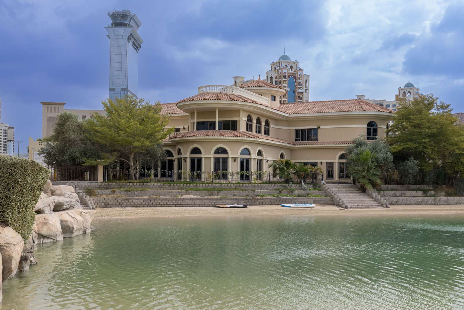 Luxurious entrance hall with marble flooring in Palm Jumeirah Signature Villa for sale