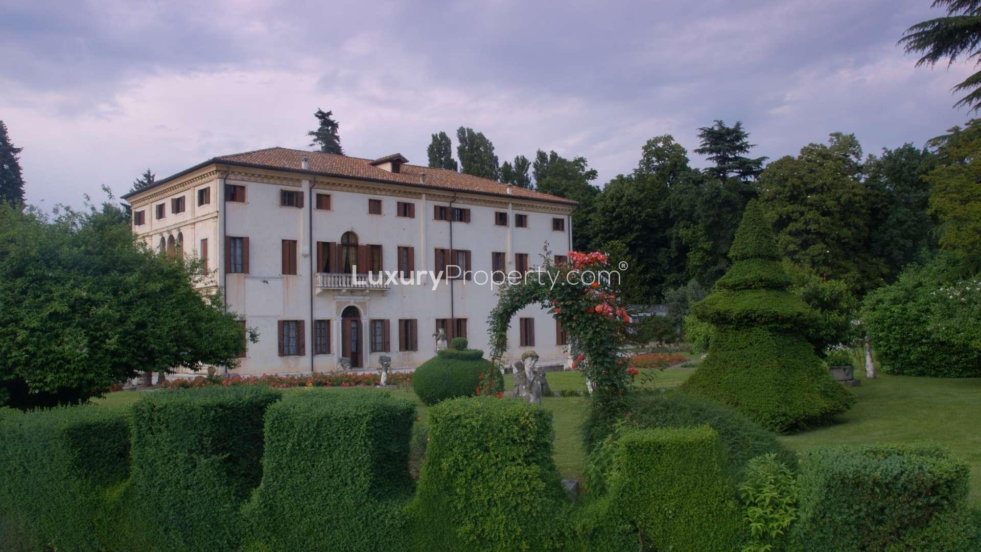 Villa Polcastro in Loreggia, elegant facade with lush gardens, 15 bedrooms, for sale
