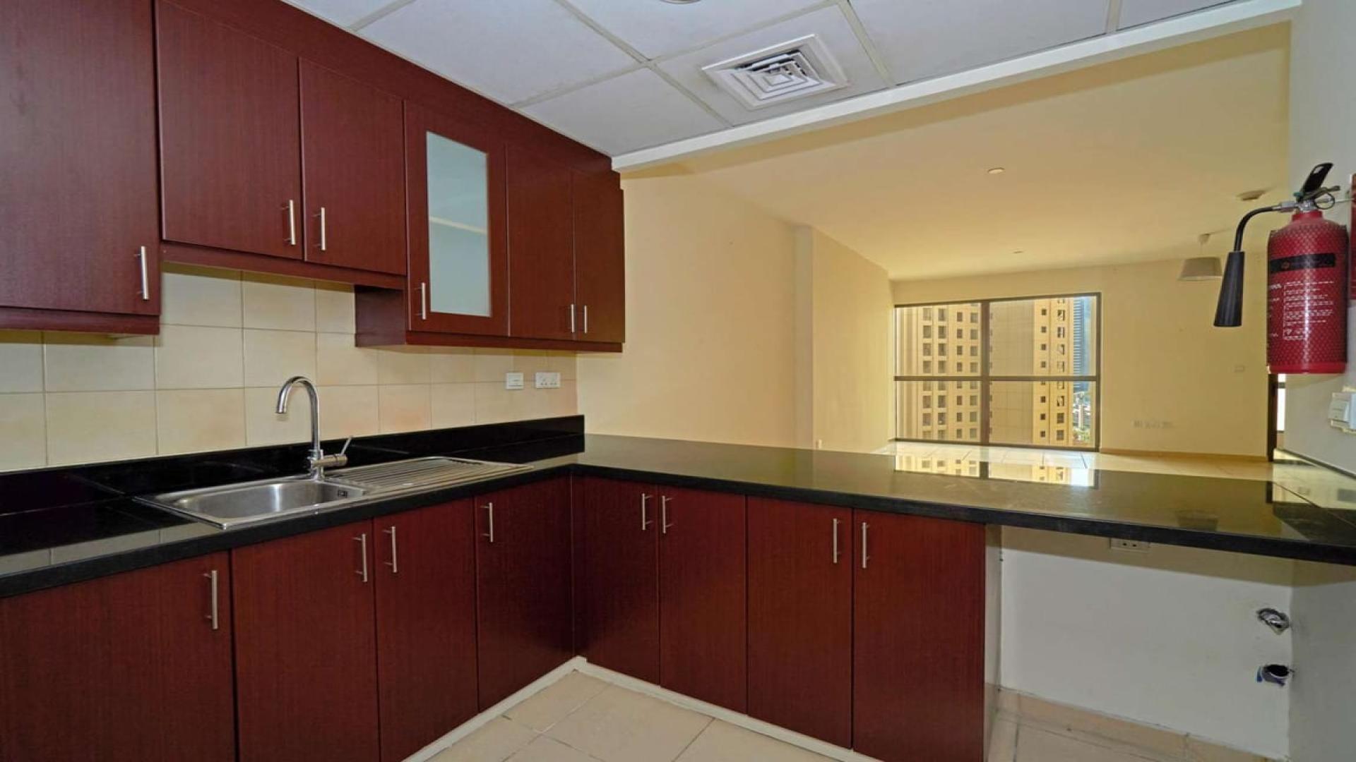 Mid-floor studio apartment with tiled floor and large windows in Murjan, Jumeirah Beach Residence