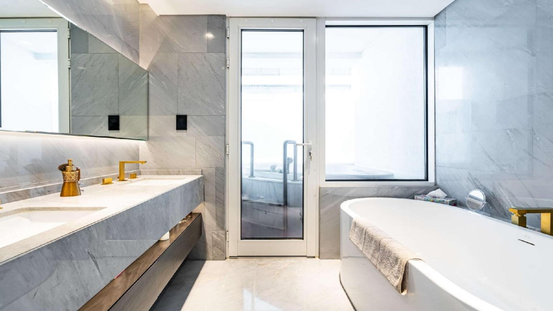 Palm Jumeirah studio apartment with stunning skyline and beachfront views for sale