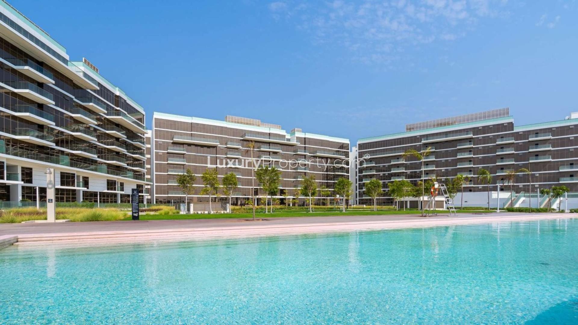 Lovely 3 Bed Penthouse in The 8, Palm Jumeirah facing pool and modern architecture