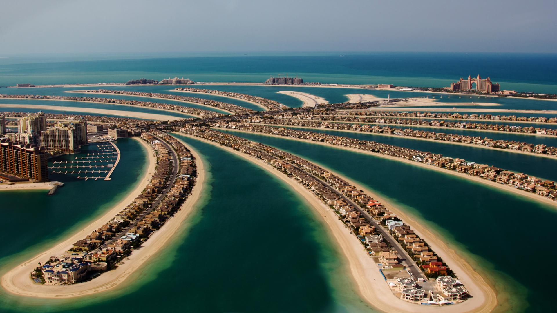 Beachfront land for sale in Palm Jumeirah, Frond H, overlooking serene water views