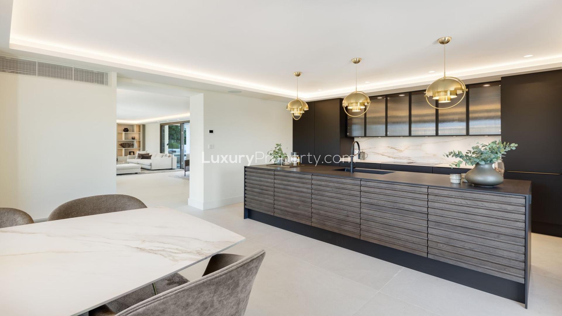 Modern kitchen in 5-bedroom villa, Las Brisas Marbella, Nueva Andalucía, Málaga