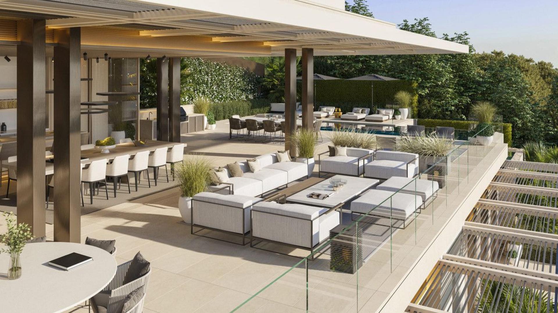 Modern golf-front villa in Benahavís with poolside lounge and lush greenery