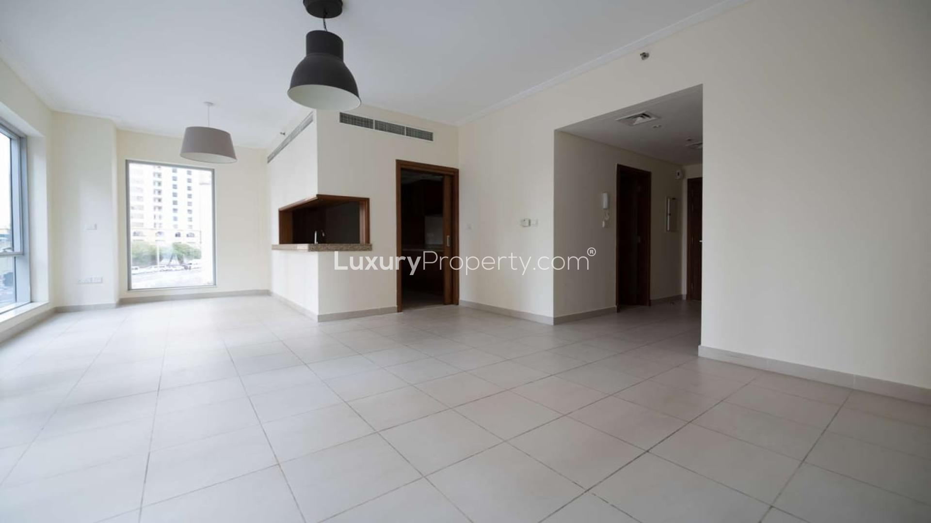 Bright living area in renovated 1-bedroom apartment, Shemara Tower, Dubai Marina for rent