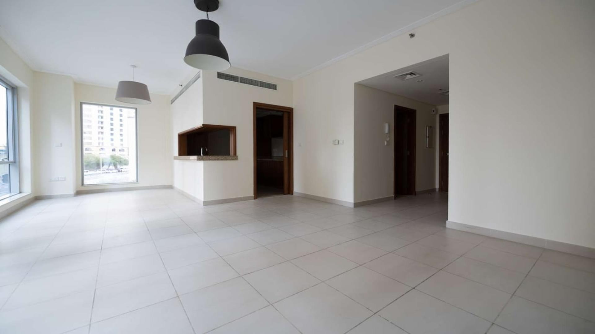 Bright living area in renovated 1-bedroom apartment, Shemara Tower, Dubai Marina for rent