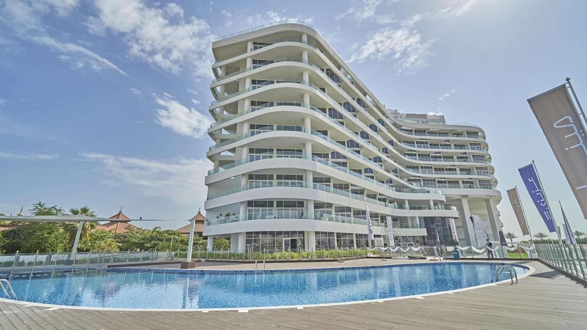 Luxurious apartment building with pool access in MINA by Azizi, Palm Jumeirah