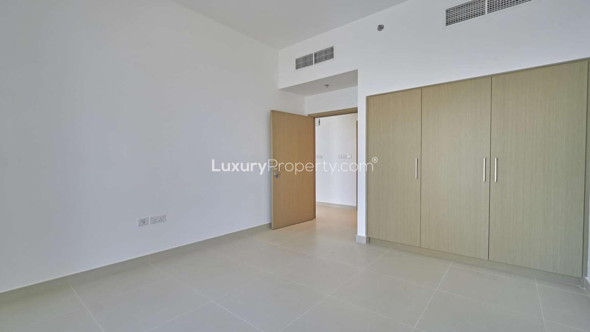 Modern kitchen and living area in 1-bedroom apartment, Creek Horizon, Dubai Creek Harbour
