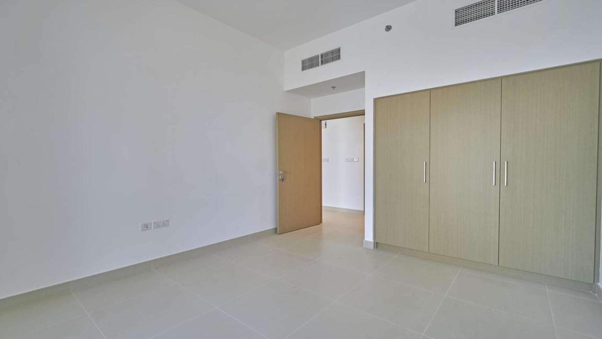 Modern kitchen and living area in 1-bedroom apartment, Creek Horizon, Dubai Creek Harbour