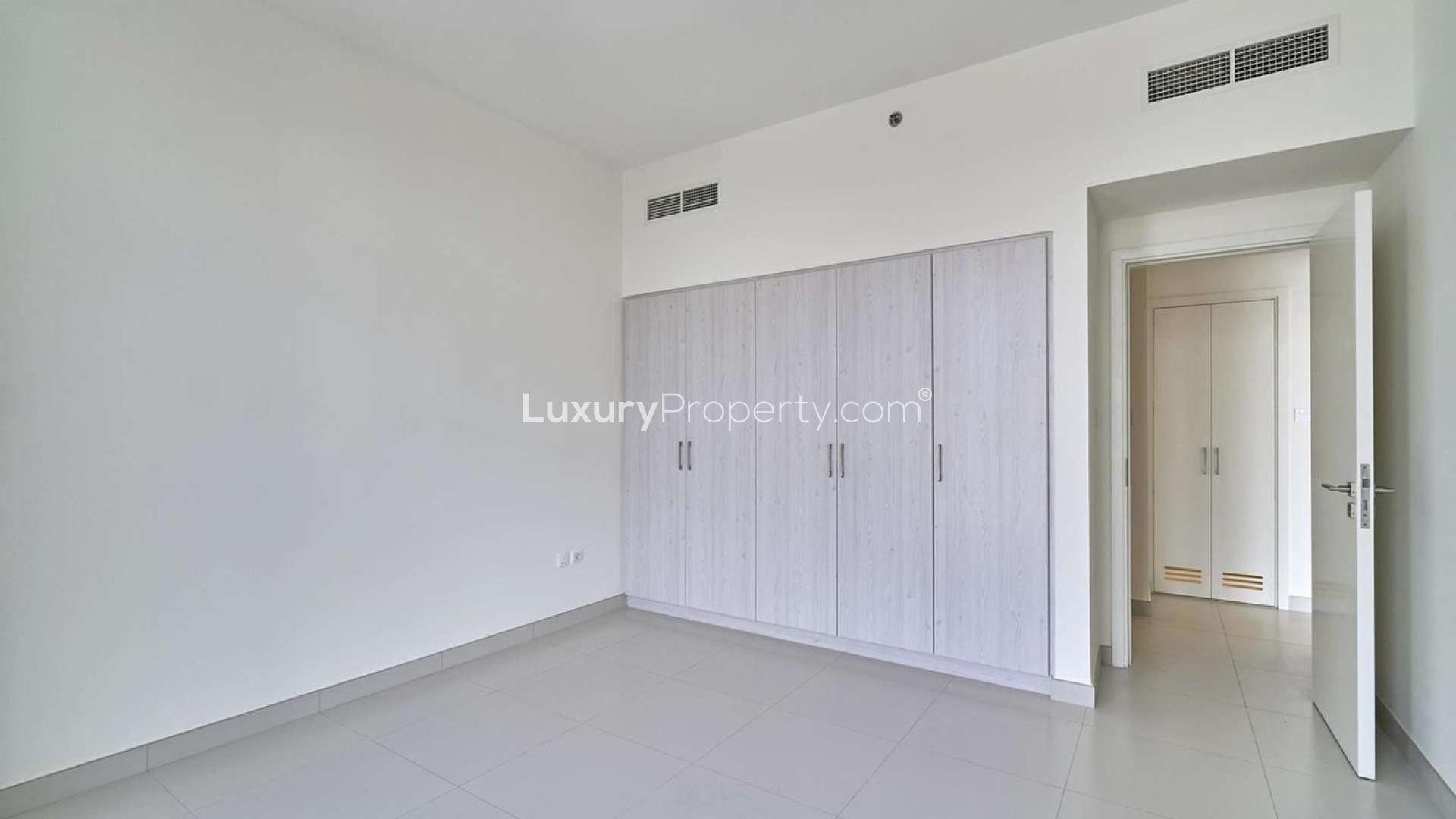 Vacant chiller-free apartment interior, Park Point, Dubai Hills Estate, modern kitchen view