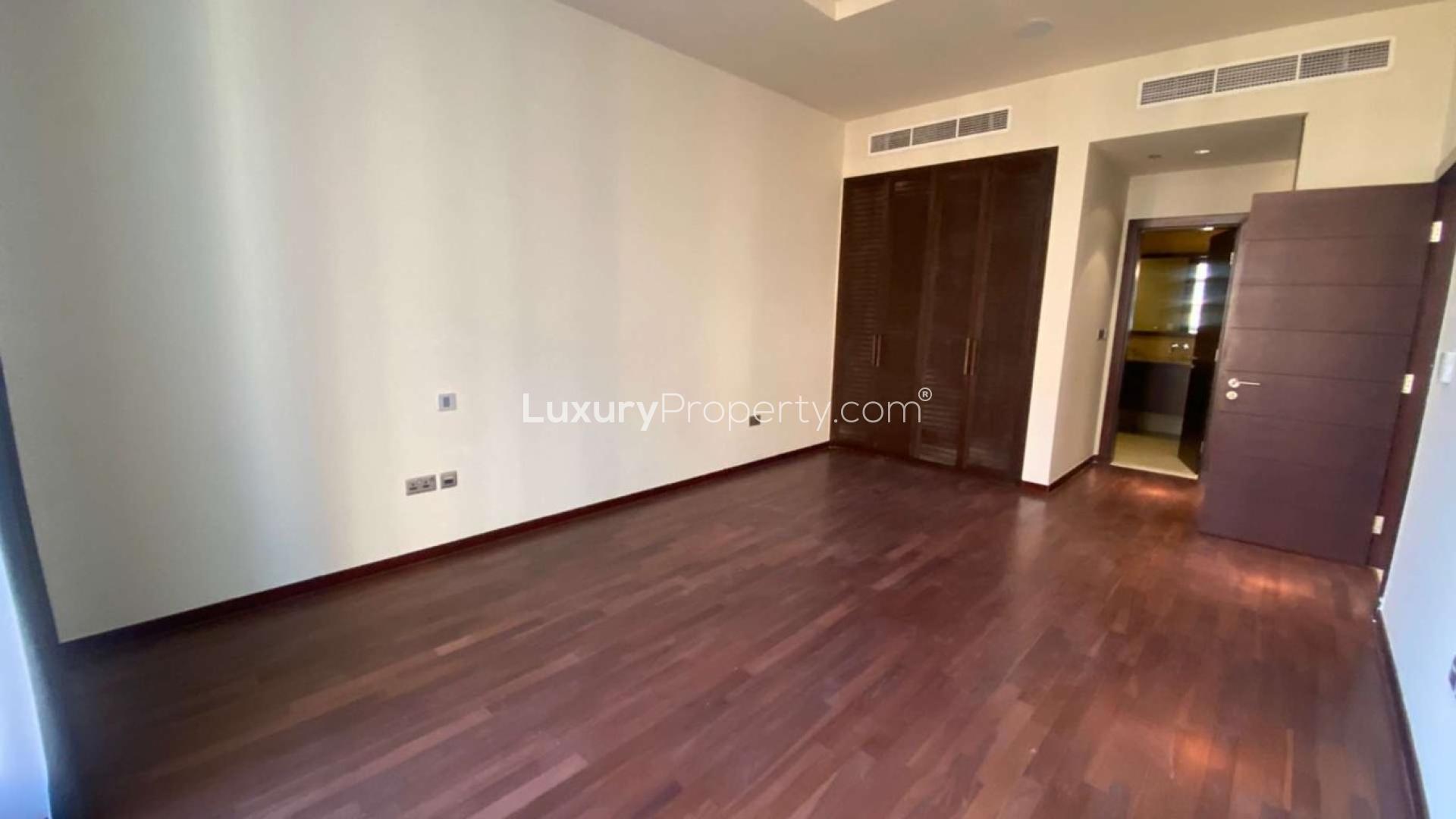 Aerial view of Tiara Residences landscaping with pool, Palm Jumeirah waterfront apartment for rent