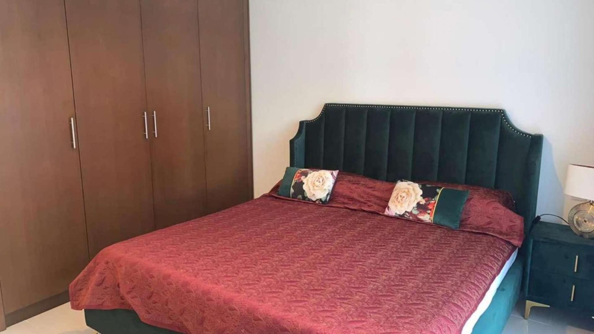 High floor 1-bedroom apartment with elegant bed and wardrobe in Downtown Dubai