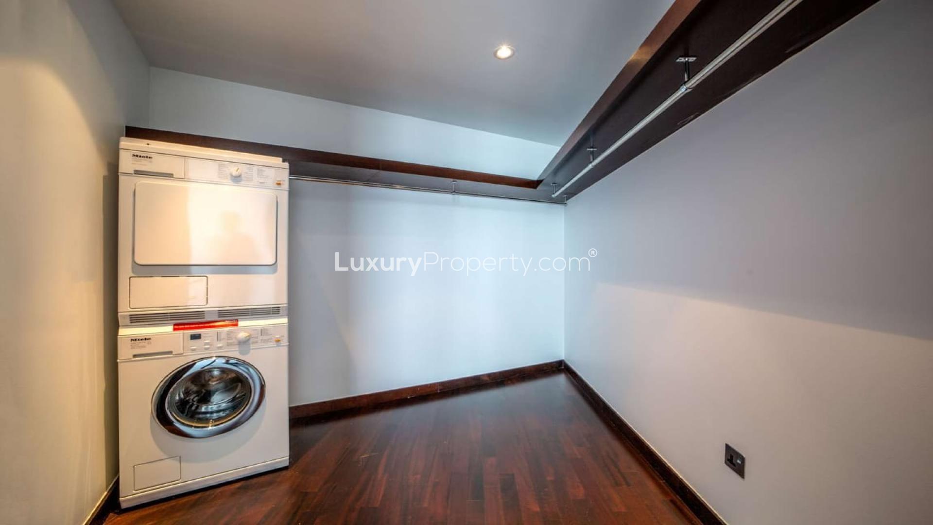 Modern one-bedroom apartment in Burj Khalifa, featuring city views and a sleek kitchen