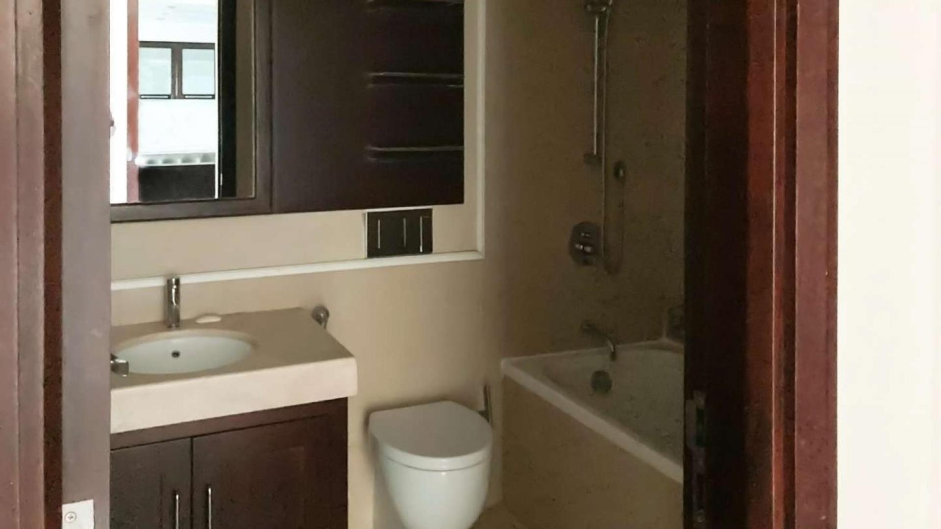 Modern bathroom in one-bedroom apartment for sale in Mosela, The Views community