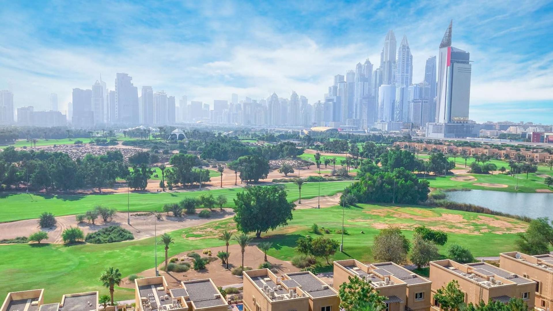 Cosy Apartment in Golf Tower 2, The Views, overlooking golf course and city skyline