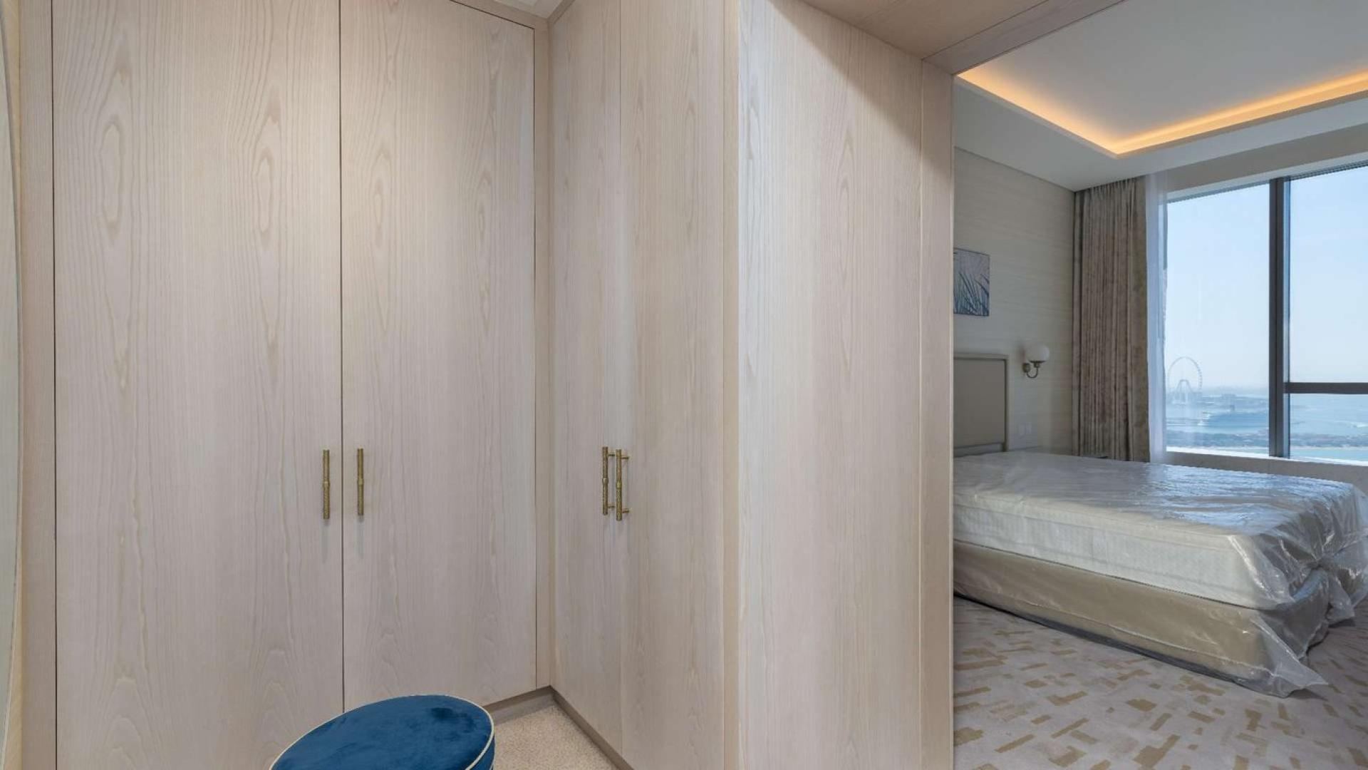 Luxury one-bedroom corner apartment with panoramic Palm Jumeirah views at The Palm Tower