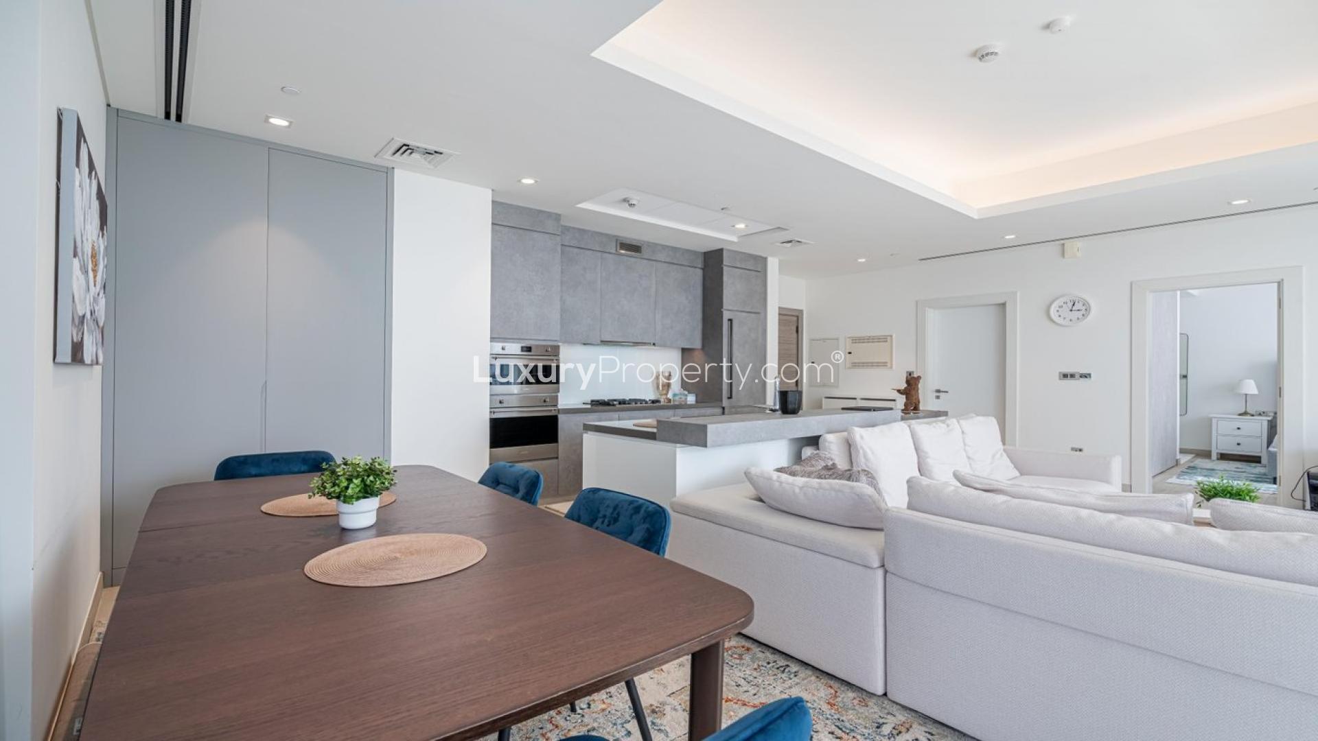 Luxurious open-plan living room and kitchen in Serenia Residences, Palm Jumeirah apartment for sale