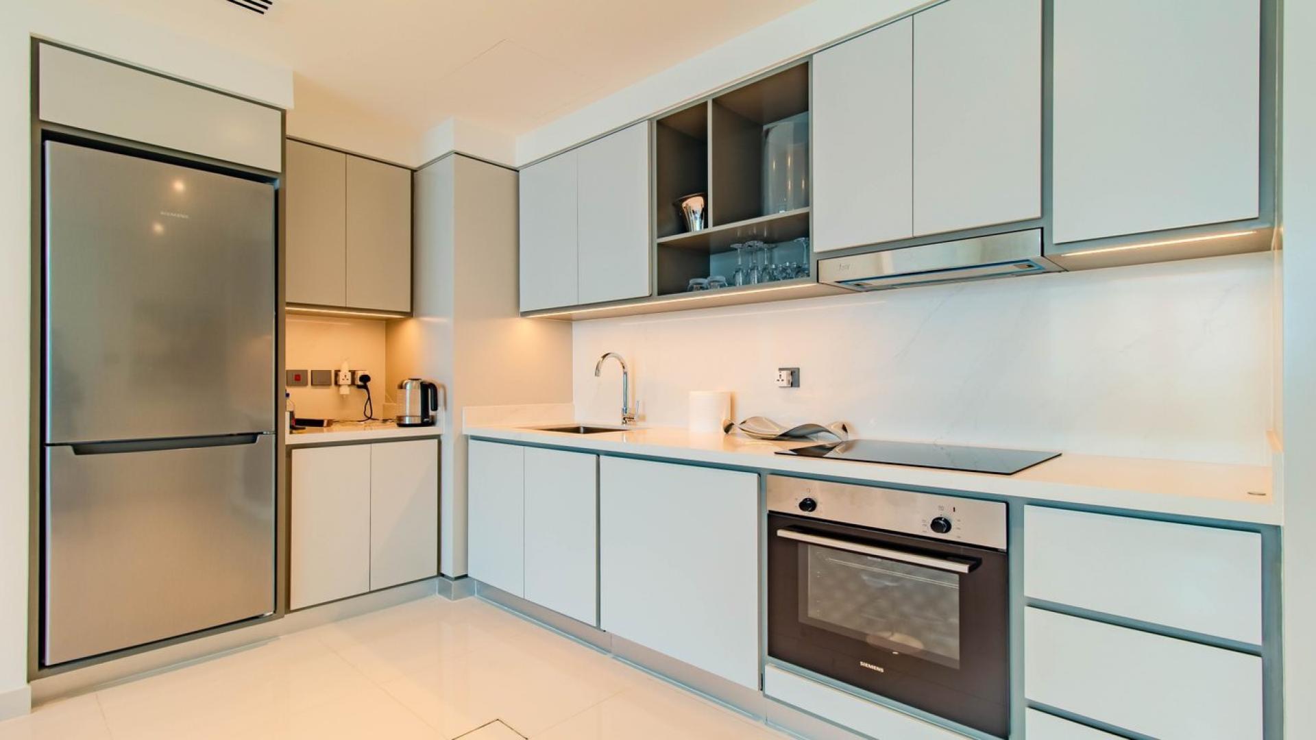 Modern kitchen in 1-bedroom apartment at Emaar Beachfront, Dubai Harbour for sale