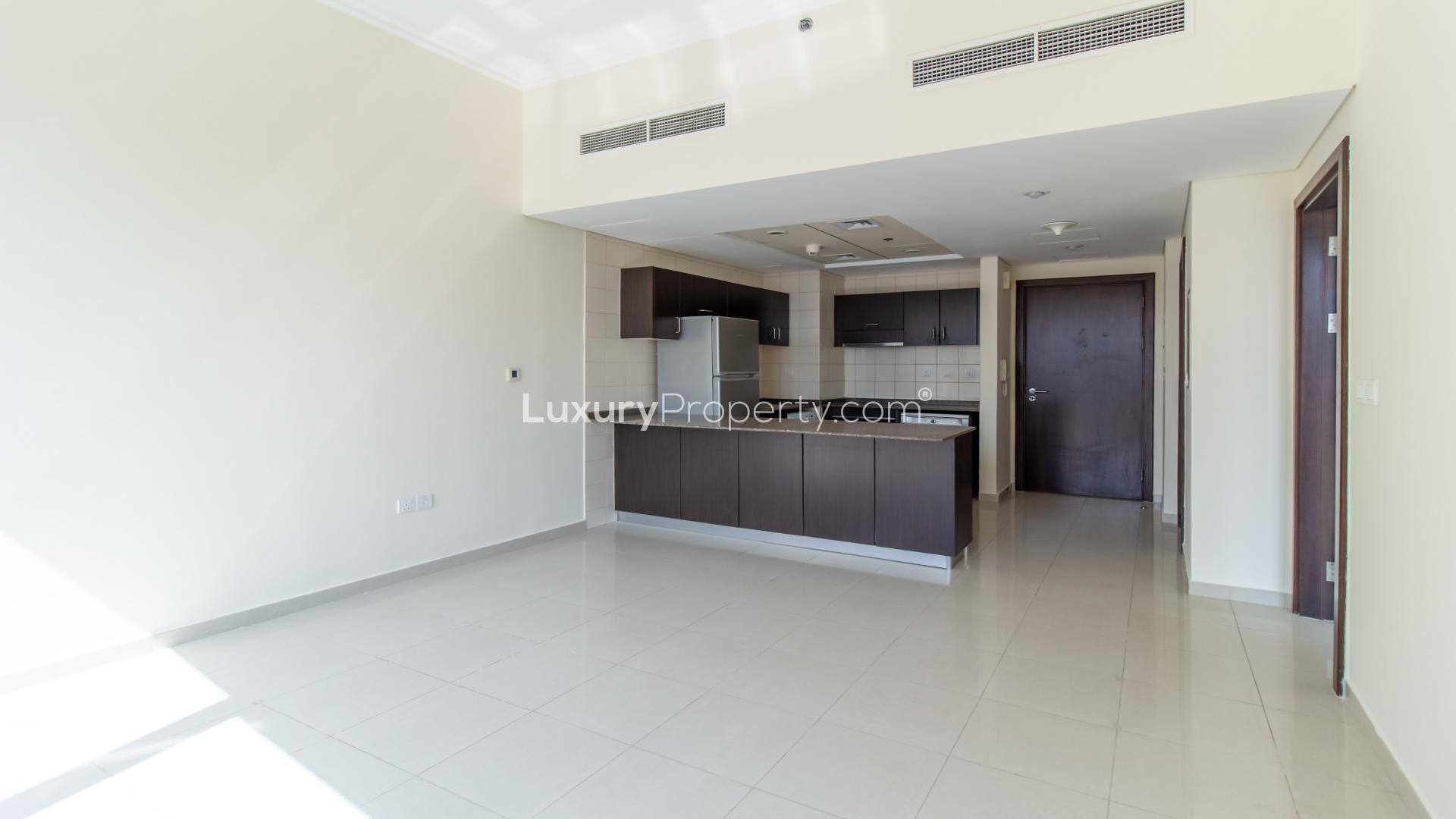 Modern kitchen in 1-bedroom apartment for rent, Bay Central, Dubai Marina. Ref: LP37859