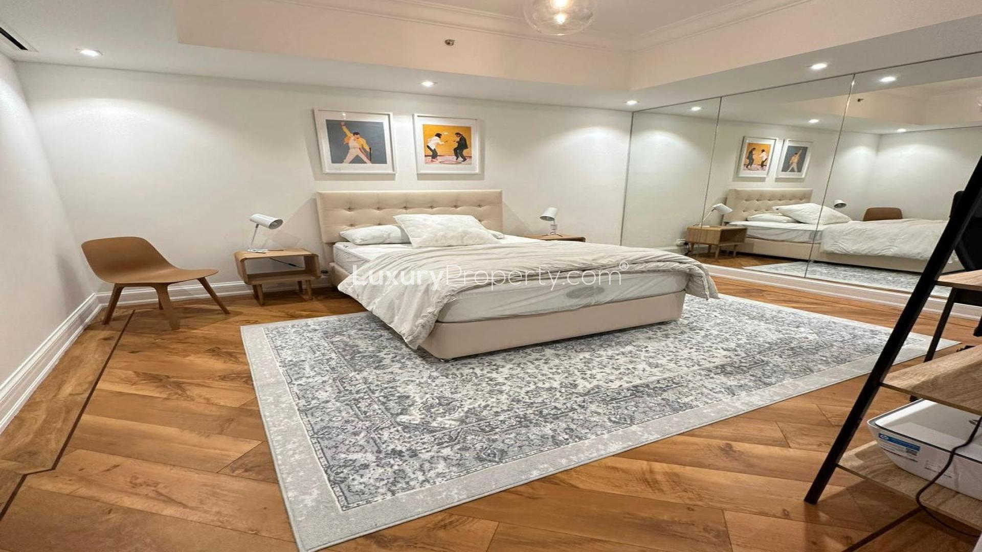 Furnished living area in Al Mesk Tower apartment, Dubai Marina, with modern decor and open kitchen