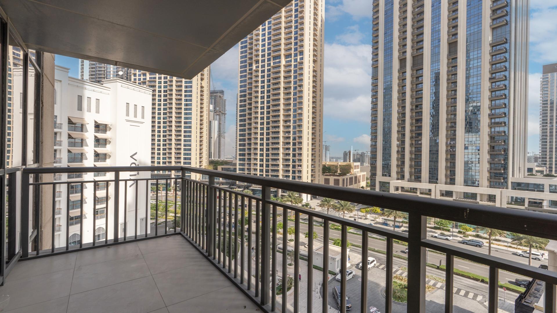 Empty living room with large windows in Dubai Creek Residence South Tower 1 apartment